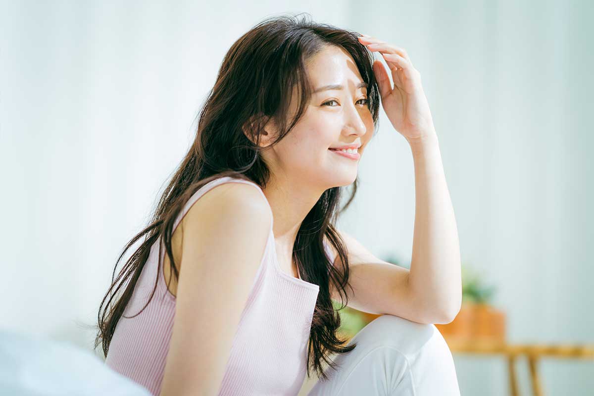 春の紫外線対策として日焼け止めを取り入れるイメージ