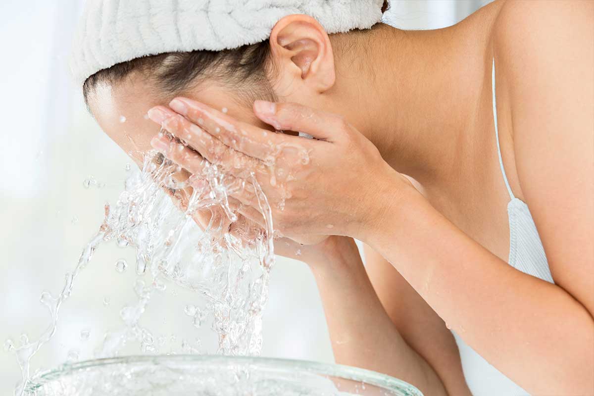 40代で化粧水が浸透しないときに多いNG習慣