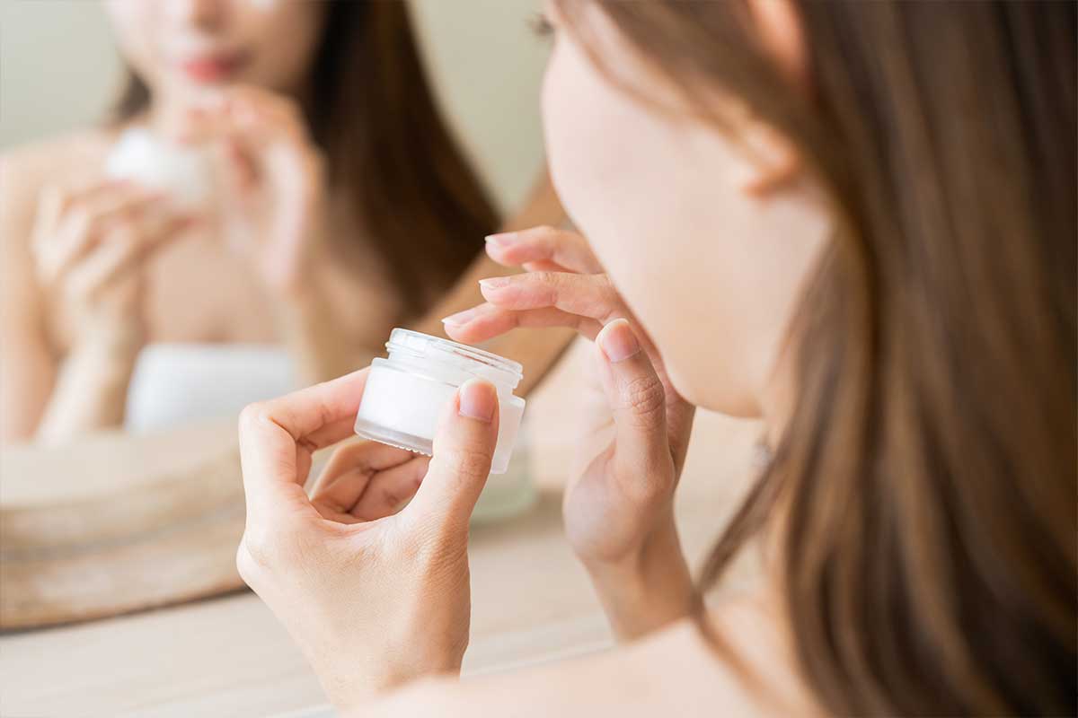 紫外線ダメージを防ぐ40代女性のスキンケア習慣のイメージ